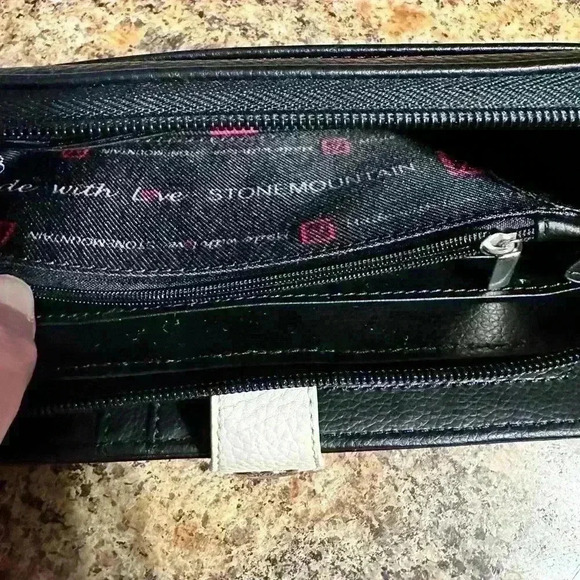 Stone Mountain USA Womans Black And Cream Faux Leather Wallet with Zipper & Snap - Picture 10 of 13